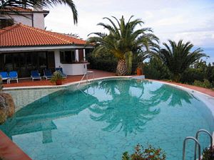Villa mit Meerblick und Pool in Italien