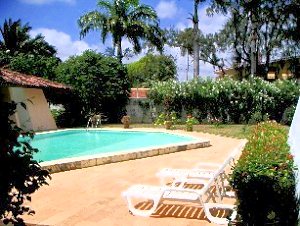 Pooldeck der Strandvilla in Brasilien