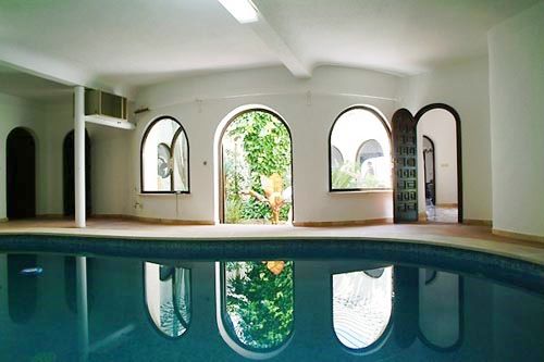 Innenpool der Villa