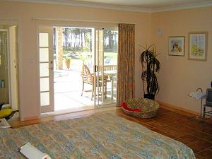 Schlafzimmer vom Einfamilienhaus mit Austritt zum Pool