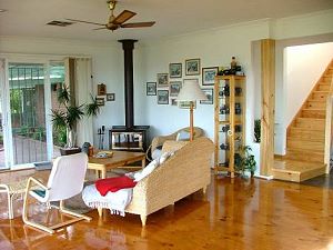 Wohnbereich mit Kamin im Wohnhaus