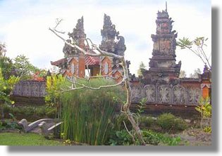 Tempel auf dem Grundstck vom Wohnhaus in Bali
