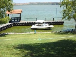 Haus mit Bootssteg am See Lago Rapel in Chile