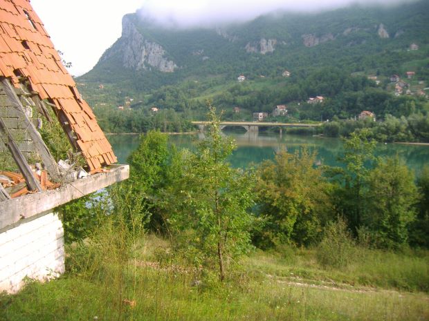 Ausbauhaus am Fluss Drina