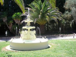 Garten-Brunnen der Luxusvilla
