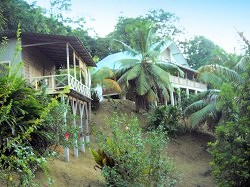 Wohnhaus dahinterliegend das G�stehaus