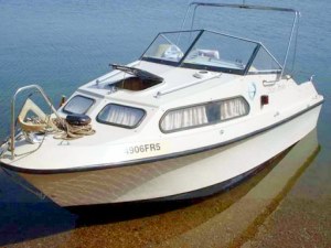 Boot am See gehrt zum Wohnhaus dazu