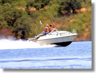 Haus mit Boot am Stausee Barragem de Alqueva in Portugal