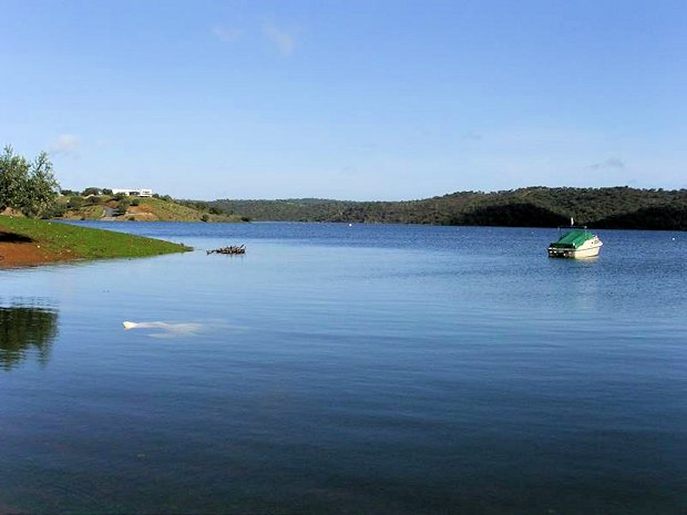 Liegeplatz am Stausee Barragem de Alqueva