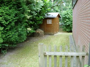 Grundst�ck vom Ferienhaus mit Ger�tehaus