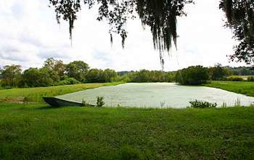 Wasserkanal auf dem Grundstck des Flugplatzes