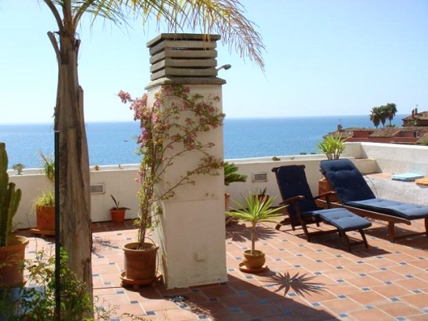 Terrasse des Apartments in Estepona Spanien