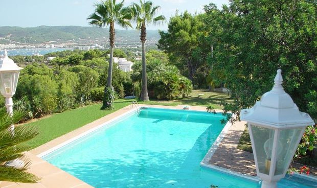 Villa auf Ibiza mit Pool und Meerblick