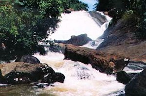 Wasserfall auf dem Plantagen-Grundstck