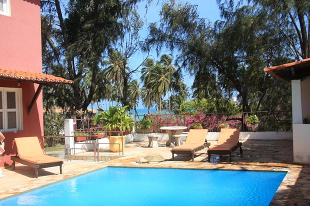 Pool-Terrasse der Villa Strandvilla in Brasilien