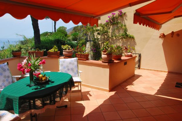 Terrasse vom Haus mit Meerblick