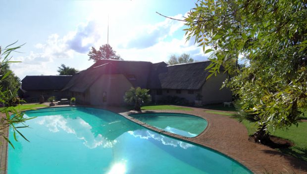 Country House der Lodge mit Pool im Safaripark Sdafrika