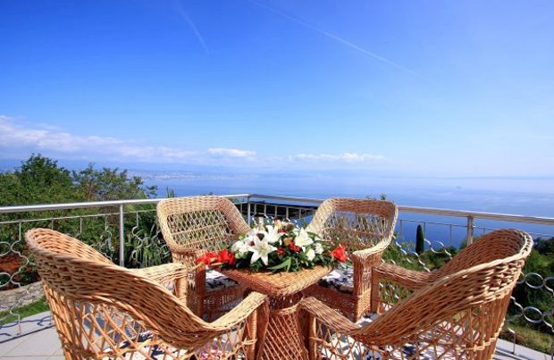 Terrasse vom Haus mit Meerblick in Kroatien