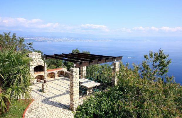 Grillplatz mit Meerblick vom Dreifamilienhaus