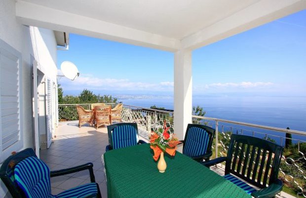 Terrasse mit Meerblick vom Dreifamilienhaus in Lovran Kroatien