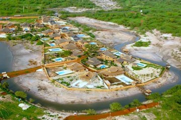 Wohnhuser in einer lagune bei Mbour Senegal