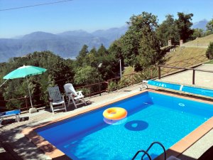 Blick zum Pool der Villa