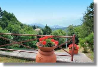 Landhaus mit Blick in die Berge der Toskana