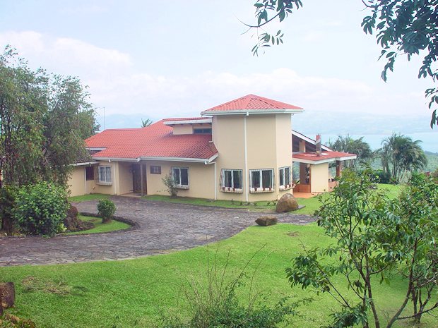 Einfamilienhaus mit groem Grundstck am Arenal-See in Costa Rica zum Kaufen