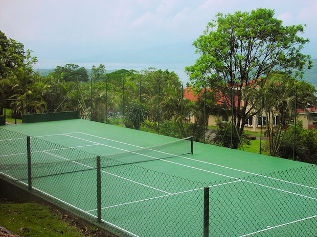 Tennisplatz auf dem Grundstck