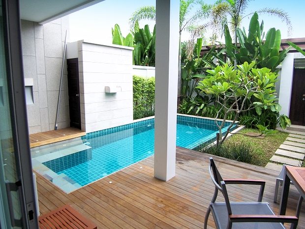 Pool-Deck Garten vom Einfamilienhaus
