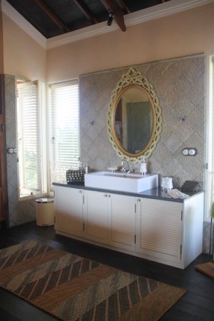 Badezimmer der Luxusvilla auf Bali