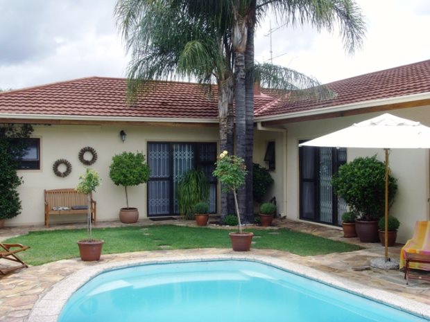 Wohnhaus Einfamilienhaus mit Pool in Windhoek Namibia