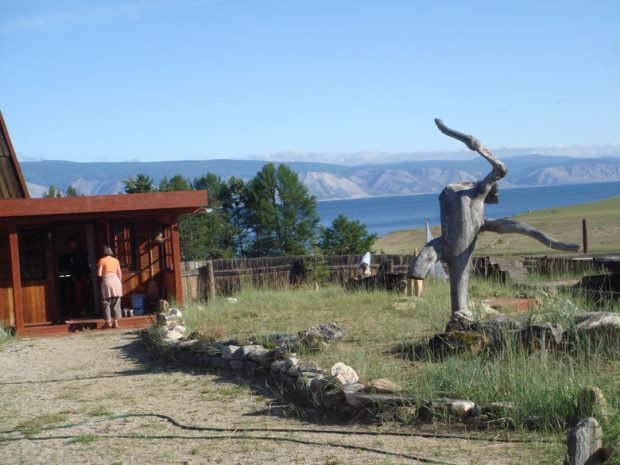 Wohnhaus auf Olchon mit Blick auf den Baikalsee