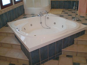 Whirlpool im Bad der Villa