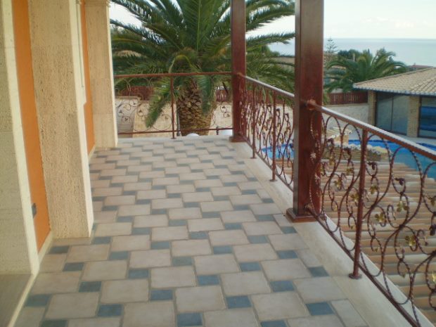 Balkon vom Einfamilienhaus im Obergeschoss mit Meerblick