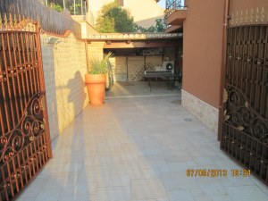 Einfahrt auf das Grundst�ck der Villa