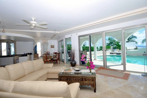 Wohnbereich der Luxusvilla mit Blick auf den Pool und das Meer