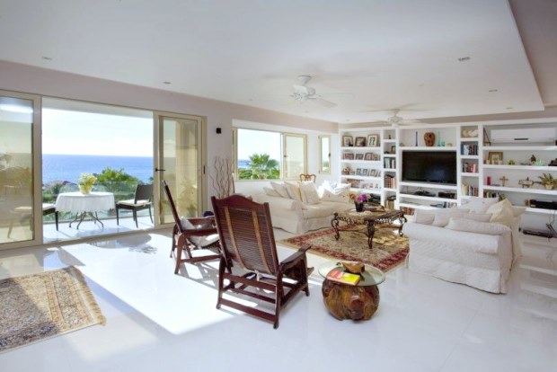 Wohnzimmer mit Terrasse und Meerblick der Villa