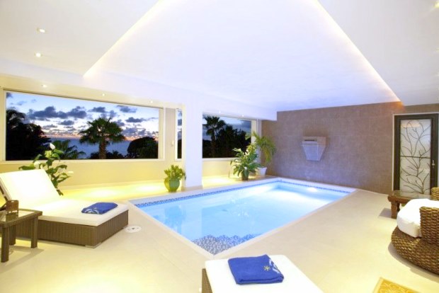 Innen-Pool der Villa