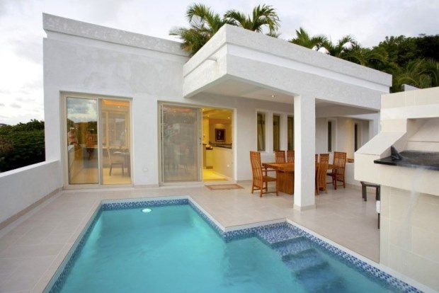 Pool mit Pooldeck der Villa