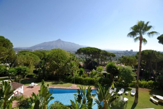 Gemeinschafts-Pool der Ferienwohnung in Nueva Andalucia Gemeinschafts-Pool der Ferienwohnung in Nueva Andalucia