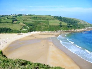groer Pool mit Strand