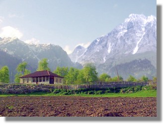 Ausbauhaus in Mazeri bei Mestia am Ushba Swanetien Georgien