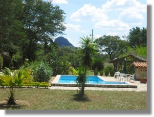 Huser mit Pool bei Paraguari am Mbatovi Paraguay