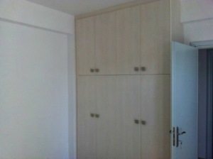 Zimmer mit Einbauschrnken in der Wohnung