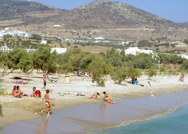 Strand von Aliki auf Paros nah der Eigentumswohnungen