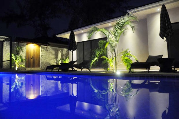 Galu Beach Villa mit Pool am Abend