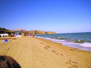 Strand und Meer von Agia Triada