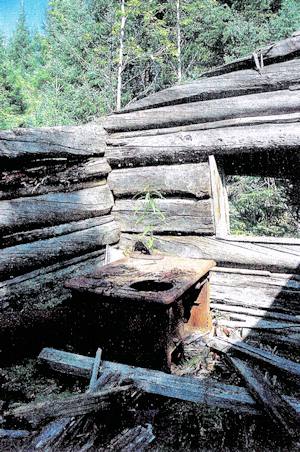 verfallene Hütte auf dem Naturgrundstück bei Thunder Bay Ontario verfallene Hütte auf dem Naturgrundstück bei Thunder Bay Ontario