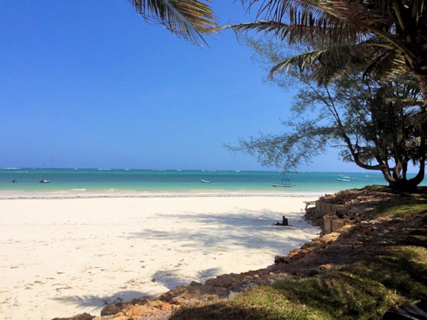 Strand Diani Beach unweit vom Einfamilienhaus